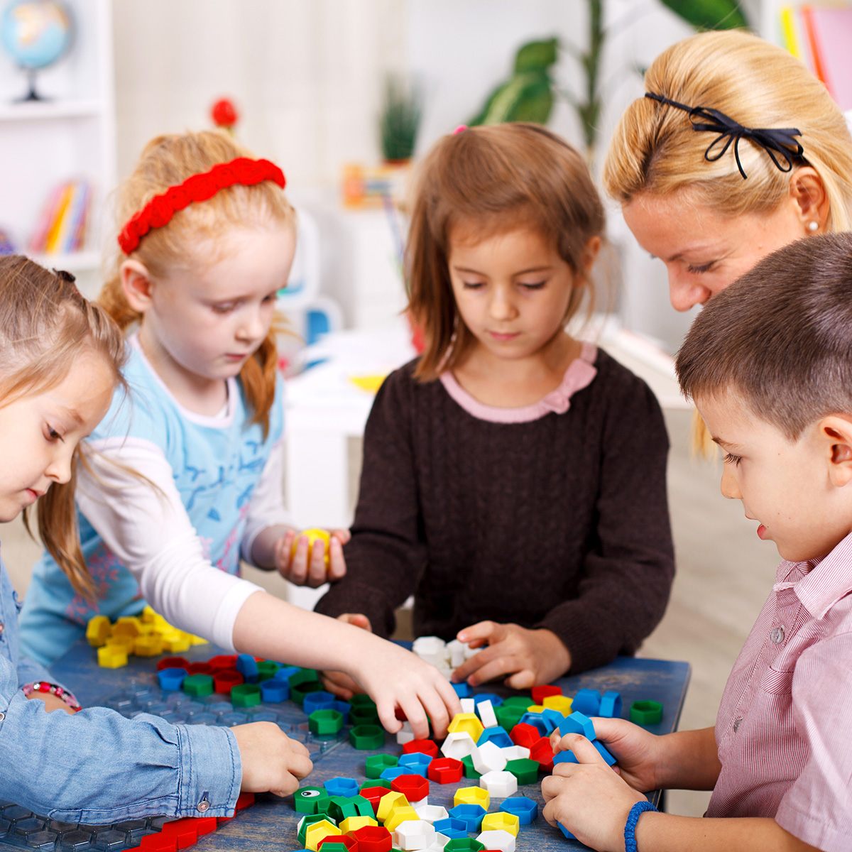 Teacher,And,Children,Are,Playing,With,Puzzle,In,The,Classroom