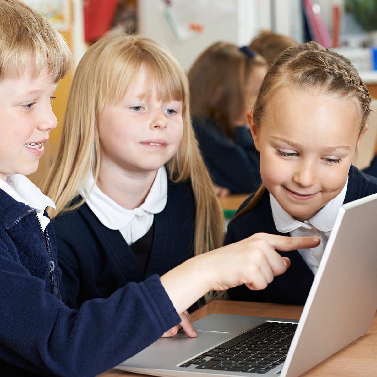 Group,Of,Elementary,School,Children,Working,Together,In,Computer,Class