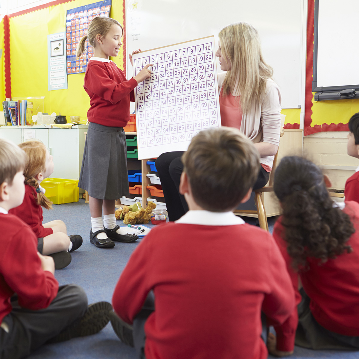 Teacher,Teaching,Maths,To,Elementary,School,Pupils